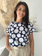 Rugalmas, puha anyagú, lenge fazonú, mintás blúz. A Modell M méretet visel. (M-4XL méretekben.)