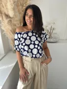 Rugalmas, puha anyagú, lenge fazonú, mintás blúz. A Modell M méretet visel. (M-4XL méretekben.)