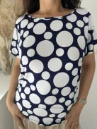 Rugalmas, puha anyagú, lenge fazonú, mintás blúz. A Modell M méretet visel. (M-4XL méretekben.)