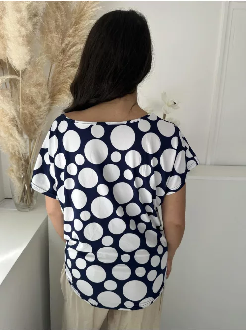 Rugalmas, puha anyagú, lenge fazonú, mintás blúz. A Modell M méretet visel. (M-4XL méretekben.)