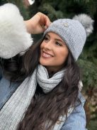 Vastag, kötött, kövekkel díszített, rojtos sál .