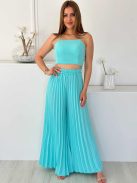 Lenge fazonú, nem rugalmas anyagú szett. Rövid derekú, gumírozott, szivacsbetétes, állítható pántú felső, magas, gumis derekú, pliszírozott nadrággal. (S-L méretre ajánljuk.)