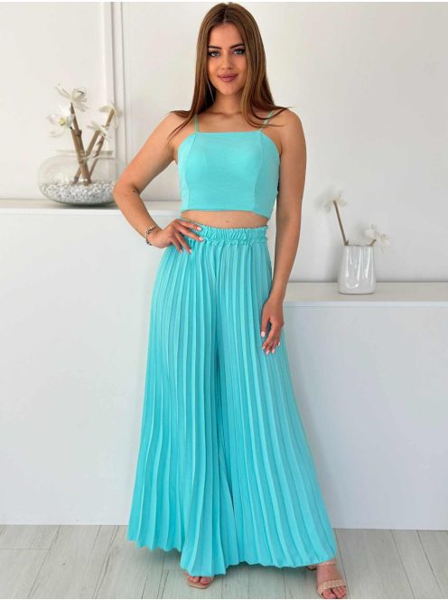 Lenge fazonú, nem rugalmas anyagú szett. Rövid derekú, gumírozott, szivacsbetétes, állítható pántú felső, magas, gumis derekú, pliszírozott nadrággal. (S-L méretre ajánljuk.)