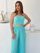 Lenge fazonú, nem rugalmas anyagú szett. Rövid derekú, gumírozott, szivacsbetétes, állítható pántú felső, magas, gumis derekú, pliszírozott nadrággal. (S-L méretre ajánljuk.)