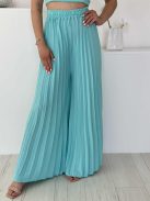 Lenge fazonú, nem rugalmas anyagú szett. Rövid derekú, gumírozott, szivacsbetétes, állítható pántú felső, magas, gumis derekú, pliszírozott nadrággal. (S-L méretre ajánljuk.)