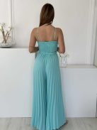 Lenge fazonú, nem rugalmas anyagú szett. Rövid derekú, gumírozott, szivacsbetétes, állítható pántú felső, magas, gumis derekú, pliszírozott nadrággal. (S-L méretre ajánljuk.)