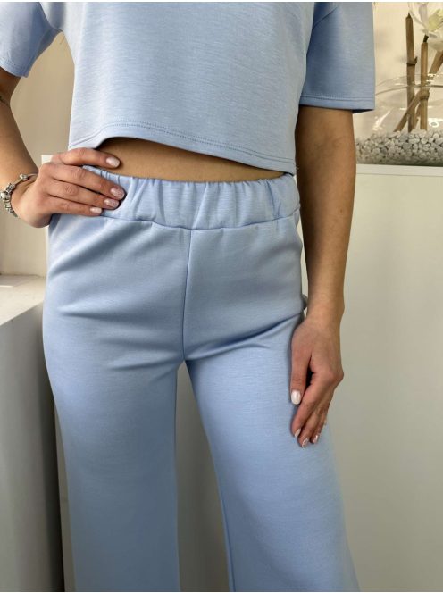 Rugalmas, puha anyagú szett. Kerek nyakú, rövid derekú felső, magas, gumis derekú, egyenes szárú nadrággal. (S-L méretre ajánljuk.)