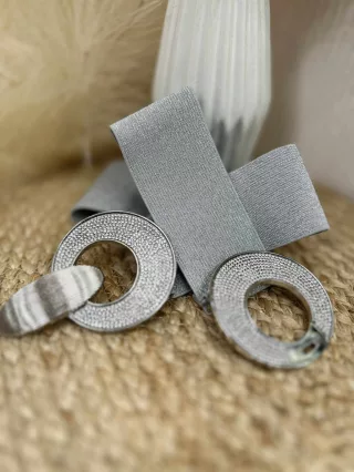 Rugalmas, csillogós, gumis, kövekkel díszített öv .