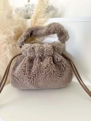   Szőrmés, összehúzható kistáska. Szélesség: 30 cm Magasság: 25 cm.