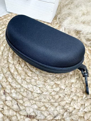   Merev, cipzáras szemüvegtok. Szélesség: 16cm, Magasság: 5 cm.