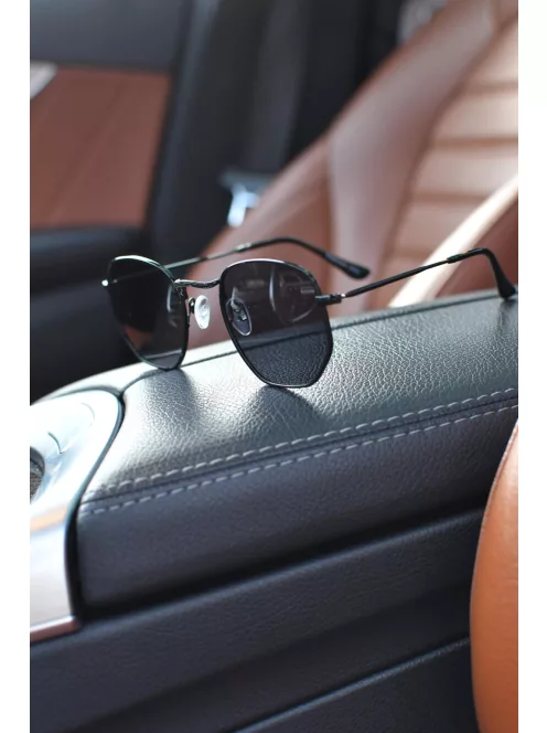 Fém keretes és szárú napszemüveg. UV védelemmel ellátott. A szemüveg és a lánc külön kapható!