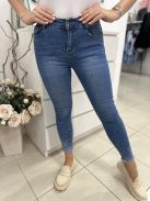 Rugalmas anyagú, normál derekú, zsebes, kövekkel díszített tavaszi farmer. A Modell 28-as méretet visel. (26-32-es méretekben.)