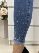 Rugalmas anyagú, normál derekú, zsebes, kövekkel díszített tavaszi farmer. A Modell 28-as méretet visel. (26-32-es méretekben.)