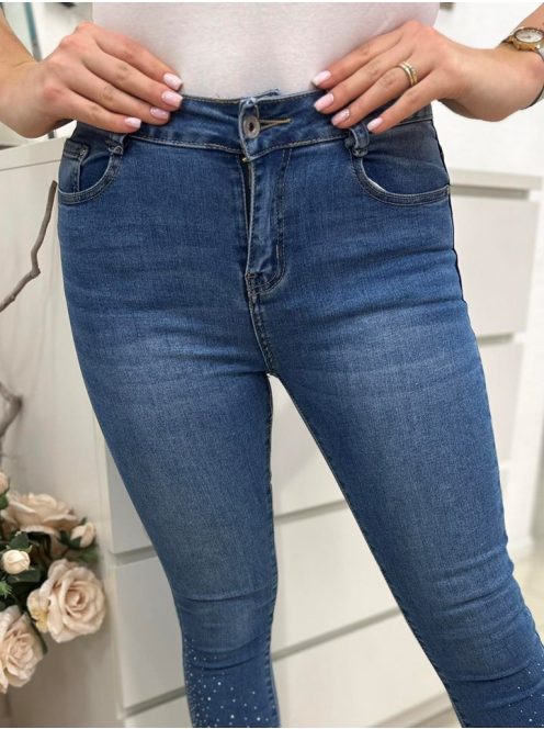 Rugalmas anyagú, normál derekú, zsebes, kövekkel díszített tavaszi farmer. A Modell 28-as méretet visel. (26-32-es méretekben.)