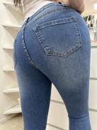 Rugalmas anyagú, normál derekú, zsebes, kövekkel díszített tavaszi farmer. A Modell 28-as méretet visel. (26-32-es méretekben.)