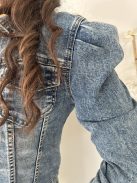 Enyhén rugalmas anyagú, béleletlen, gombos, zsebes farmerdzseki. A Modell XS méretet visel. (XS-XL méretekben.)