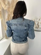 Enyhén rugalmas anyagú, béleletlen, gombos, zsebes farmerdzseki. A Modell XS méretet visel. (XS-XL méretekben.)