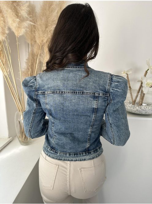 Enyhén rugalmas anyagú, béleletlen, gombos, zsebes farmerdzseki. A Modell XS méretet visel. (XS-XL méretekben.)