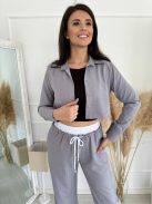 Nem rugalmas anyagú, béleletlen, rövid derekú, gombos blézer. A blézer és a nadrág külön kapható! (S-M méretre ajánljuk.)