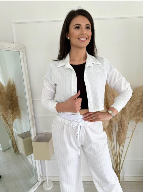 Nem rugalmas anyagú, béleletlen, rövid derekú, gombos blézer. A blézer és a nadrág külön kapható! (S-M méretre ajánljuk.)