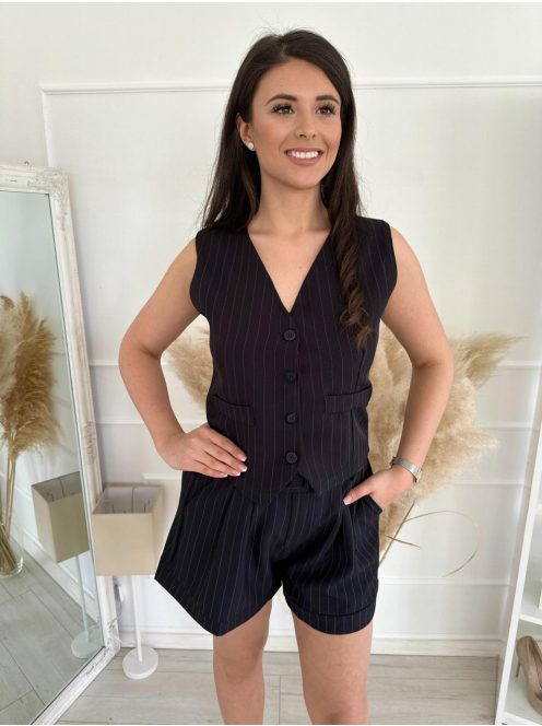 Nem rugalmas anyagú, béleletlen, rövid derekú, díszzsebes, gombos mellény. A mellény és a rövidnadrág külön kapható! (S-L méretre ajánljuk.)