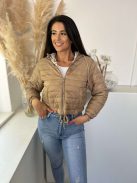 Bélelt, alul összehúzható, zsebes, kapucnis, nem rugalmas anyagú, steppelt, vékony, átmeneti kabát. A Modell S méretet visel. (S,M és L méretekben.)