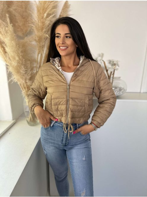 Bélelt, alul összehúzható, zsebes, kapucnis, nem rugalmas anyagú, steppelt, vékony, átmeneti kabát. A Modell S méretet visel. (S,M és L méretekben.)