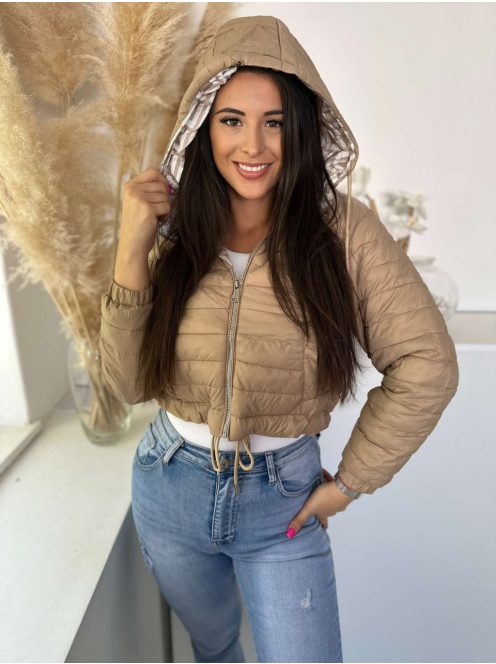 Bélelt, alul összehúzható, zsebes, kapucnis, nem rugalmas anyagú, steppelt, vékony, átmeneti kabát. A Modell S méretet visel. (S,M és L méretekben.)