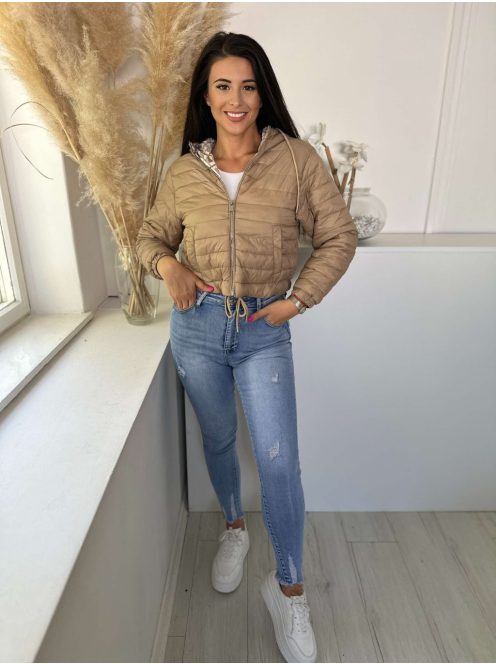 Bélelt, alul összehúzható, zsebes, kapucnis, nem rugalmas anyagú, steppelt, vékony, átmeneti kabát. A Modell S méretet visel. (S,M és L méretekben.)