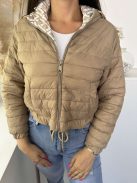 Bélelt, alul összehúzható, zsebes, kapucnis, nem rugalmas anyagú, steppelt, vékony, átmeneti kabát. A Modell S méretet visel. (S,M és L méretekben.)