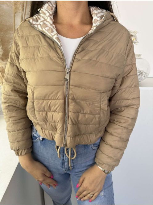 Bélelt, alul összehúzható, zsebes, kapucnis, nem rugalmas anyagú, steppelt, vékony, átmeneti kabát. A Modell S méretet visel. (S,M és L méretekben.)