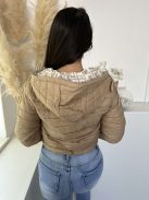 Bélelt, alul összehúzható, zsebes, kapucnis, nem rugalmas anyagú, steppelt, vékony, átmeneti kabát. A Modell S méretet visel. (S,M és L méretekben.)