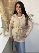 Bélelt, zsebes, kapucnis, megkötős, nem rugalmas, steppelt, vékony, átmeneti kabát. A Modell S méretet visel. (S-2XL méretekben.)