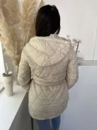 Bélelt, zsebes, kapucnis, megkötős, nem rugalmas, steppelt, vékony, átmeneti kabát. A Modell S méretet visel. (S-2XL méretekben.)