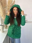 Bélelt, zsebes, kapucnis, megkötős, nem rugalmas, steppelt, vékony, átmeneti kabát. A Modell S méretet visel. (S-2XL méretekben.)