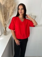 Lenge fazonú, alul összehúzható, megkötős, nem rugalmas blúz. A Modell XL méretet visel. (XL-4XL méretekben)