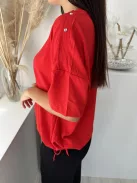 Lenge fazonú, alul összehúzható, megkötős, nem rugalmas blúz. A Modell XL méretet visel. (XL-4XL méretekben)