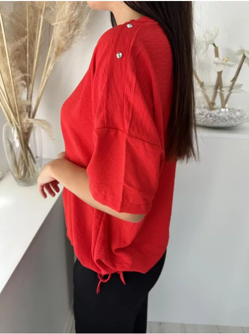 Lenge fazonú, alul összehúzható, megkötős, nem rugalmas blúz. A Modell XL méretet visel. (XL-4XL méretekben)