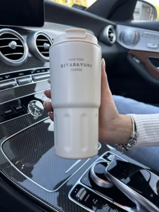Rozsdamentes acél termosz, levehető akasztóval. 600 ml.