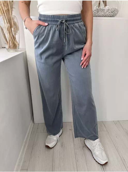 Lenge fazonú, egyenes szárú, magas gumis derekú, zsebes, megkötős nadrág. A Modell S/M méretet visel. (S/M és L/XL méretekben)