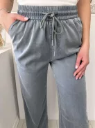 Lenge fazonú, egyenes szárú, magas gumis derekú, zsebes, megkötős nadrág. A Modell S/M méretet visel. (S/M és L/XL méretekben)
