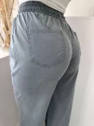 Lenge fazonú, egyenes szárú, magas gumis derekú, zsebes, megkötős nadrág. A Modell S/M méretet visel. (S/M és L/XL méretekben)