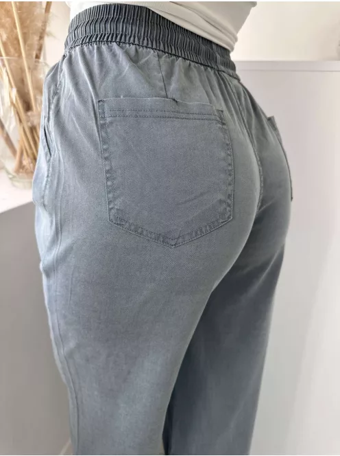 Lenge fazonú, egyenes szárú, magas gumis derekú, zsebes, megkötős nadrág. A Modell S/M méretet visel. (S/M és L/XL méretekben)