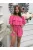 Lenge fazonú, gumis derekú, nem rugalmas anyagú, vállra lehúzható, fodros, megkötős overál. (S-L méretre ajánljuk.)