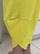 Lenge fazonú, gumírozott, nem rugalmas anyagú, zsebes, pánt nélküli overál. (S-L méretre ajánljuk.)