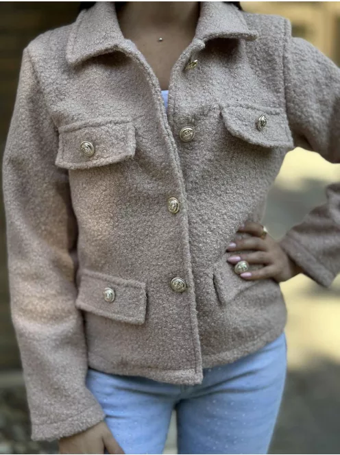 Enyhén rugalmas anyagú, díszzsebes, gombos, átmeneti, teddy kabát. (S-L méretre ajánljuk.)