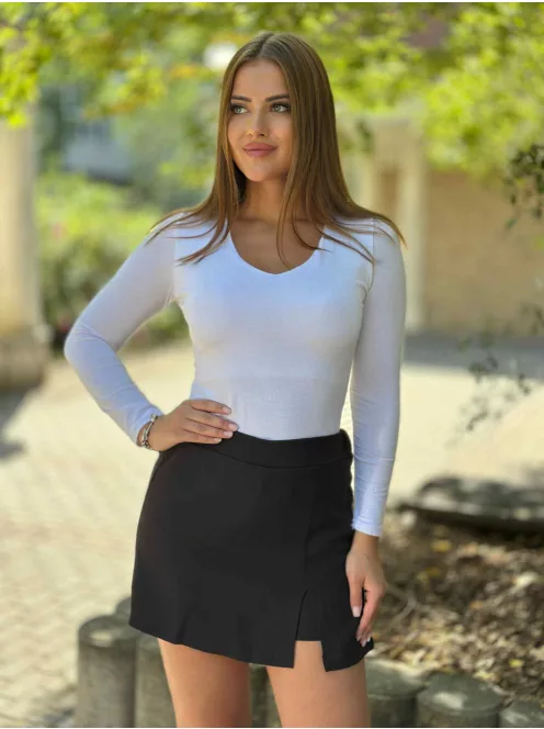 Csinos, magas, gumis derekú, nem rugalmas anyagú skort. (S-L méretre ajánljuk.)