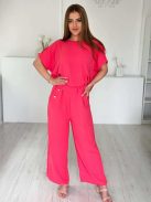 Lenge, bő fazonú, díszgombos, nem rugalmas anyagú szett. Kerek nyakú felső, magas, gumis derekú, zsebes nadrággal. (S-XL méretre ajánljuk.)