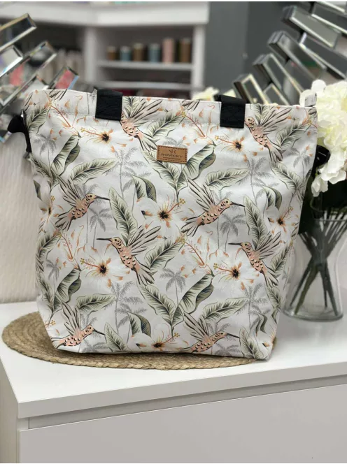 Nagyméretű, mintás, nyári vászon shopper táska, levehető hosszúpánttal. Méretek: 47 x 41 x 17 cm.