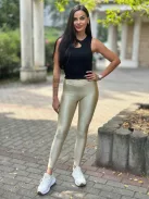 Extra rugalmas, fényes anyagú, magas, gumis derekú, kényelmes, csinos leggings. (S-L méretre ajánljuk.)